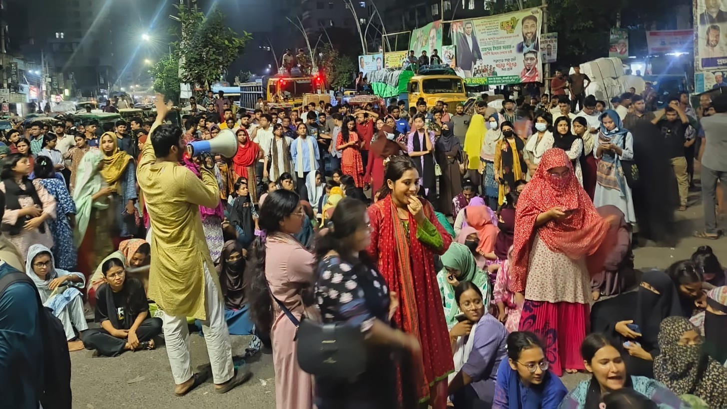 জবি শিক্ষার্থী জুবায়েদ হত্যার প্রতিবাদে তাঁতিবাজার মোড় অবরোধ